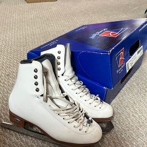Riedell Figure Ice Skates Sz 4 Box and New Laces included